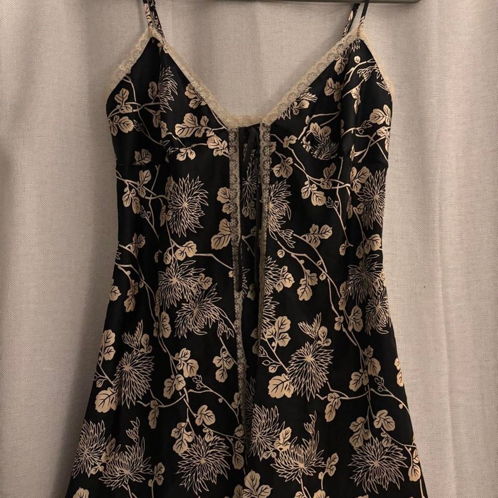 Victoria Secret's Open Front Flowing Sexy Lace Accent Size Small - Picture 1 of 2